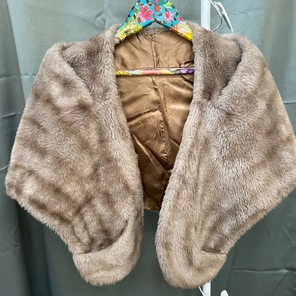 Vintage Faux Fur Shrug Shoulder Wrap Cape w/ Pockets